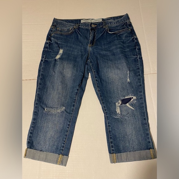Charlotte Russe size 10 slouchy slim distressed thrashed stretch capri jeans - Picture 1 of 10